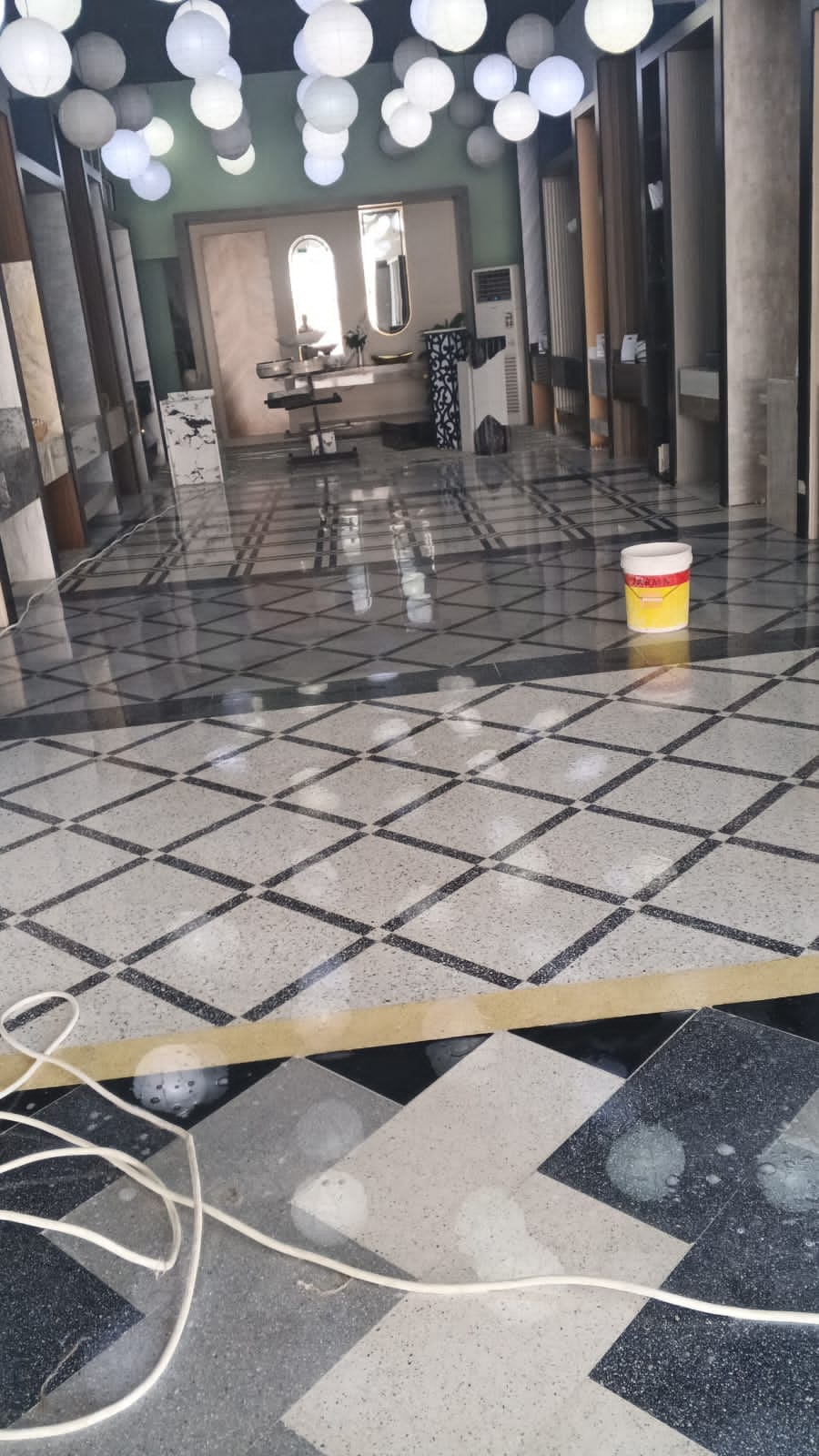 أرضية بلاط داخلية ذات نمط هندسي فاتح وداكن بعد التلميع
